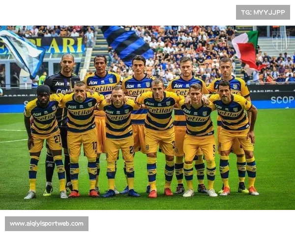 圣诞期间意甲比赛，球员入场佩戴圣诞帽