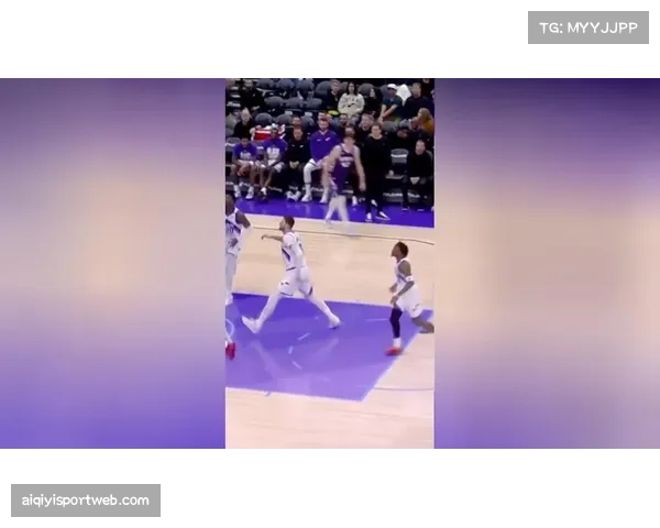 特写：德罗赞在球员通道反复观看自己第四节投失的关键中投录像